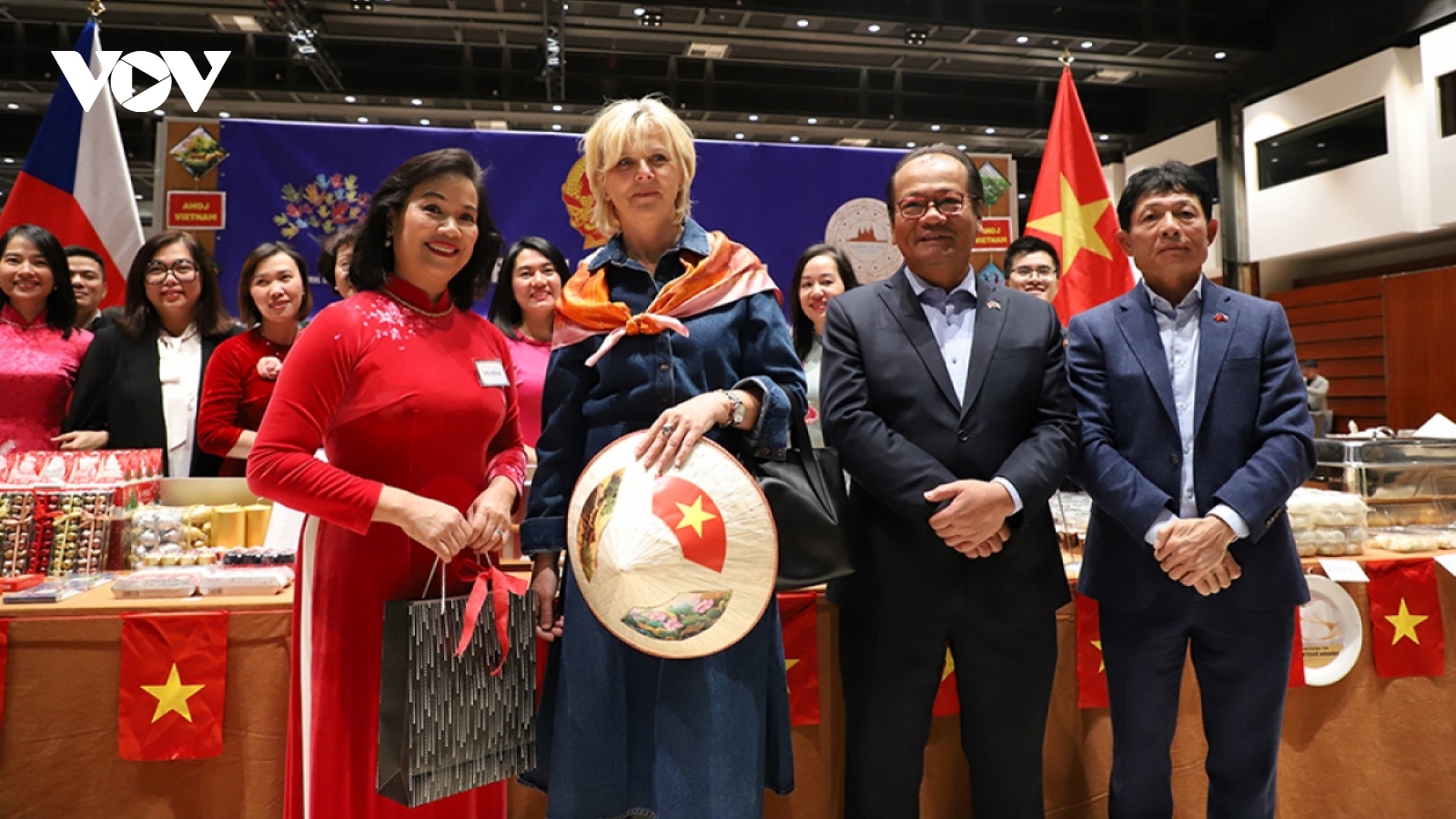 Vietnam attends Prague international charity bazaar 2023